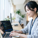 依頼してから使い始めるまで — システム開発の流れと、依頼する側がやること